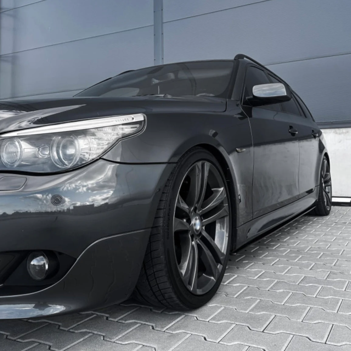 BMW E60/E61, helmojen lisäosat kiiltävän mustat - Image 3