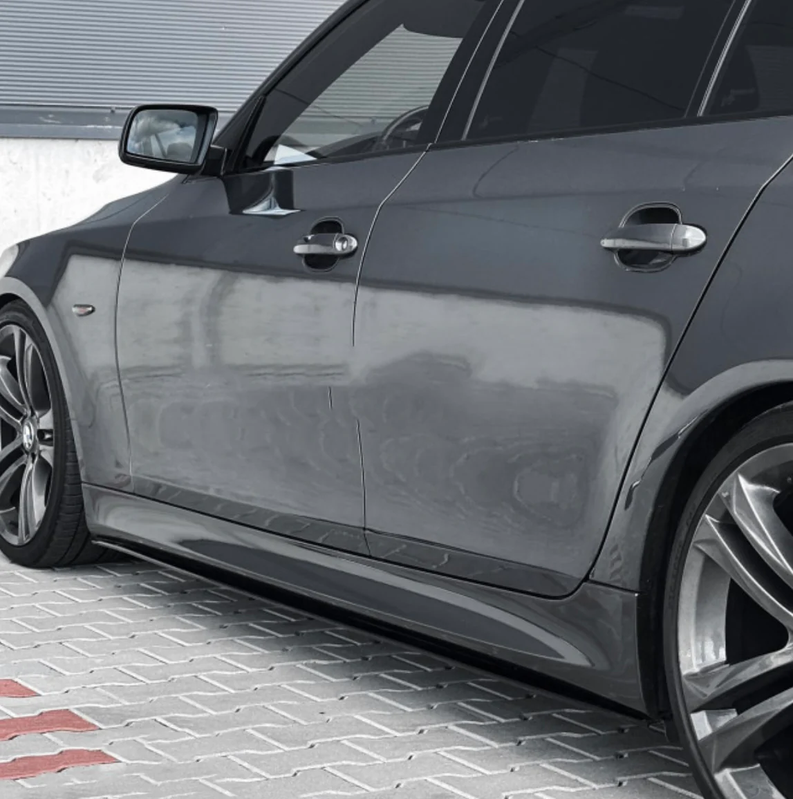 BMW E60/E61, helmojen lisäosat kiiltävän mustat - Image 4