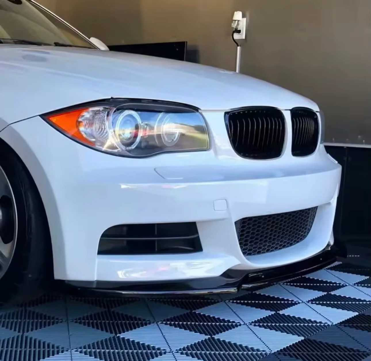 BMW E82 E88, Etupuskurin lippa kiiltävän musta M-sport - Image 5