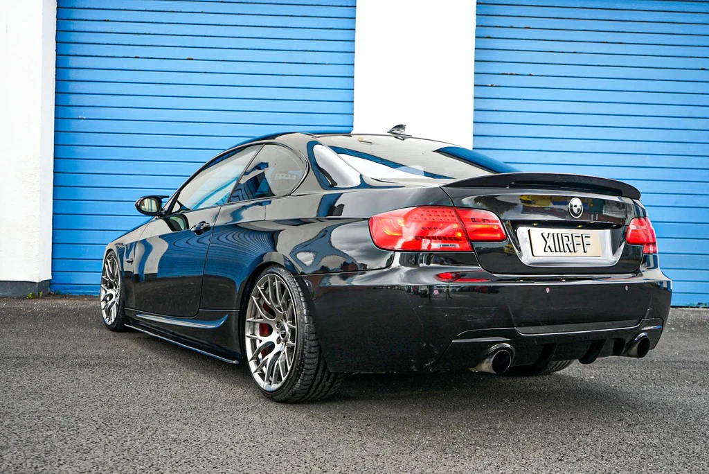 BMW E92 M-Performance look kiiltävän musta takaspoileri - Image 6