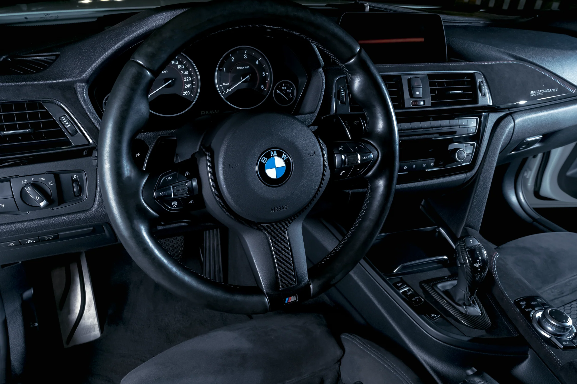 BMW F-sarjalaisiin carbon look ratin suoja M-sport - Image 3