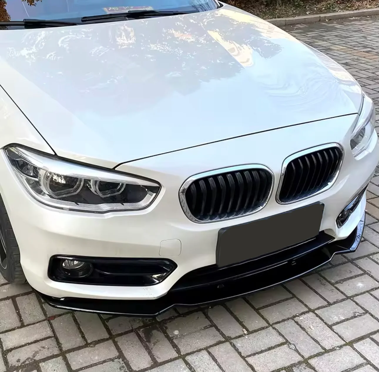 BMW F20 F21, Etupuskurin lippa
kiiltävän musta vakio puskuriin - Image 3