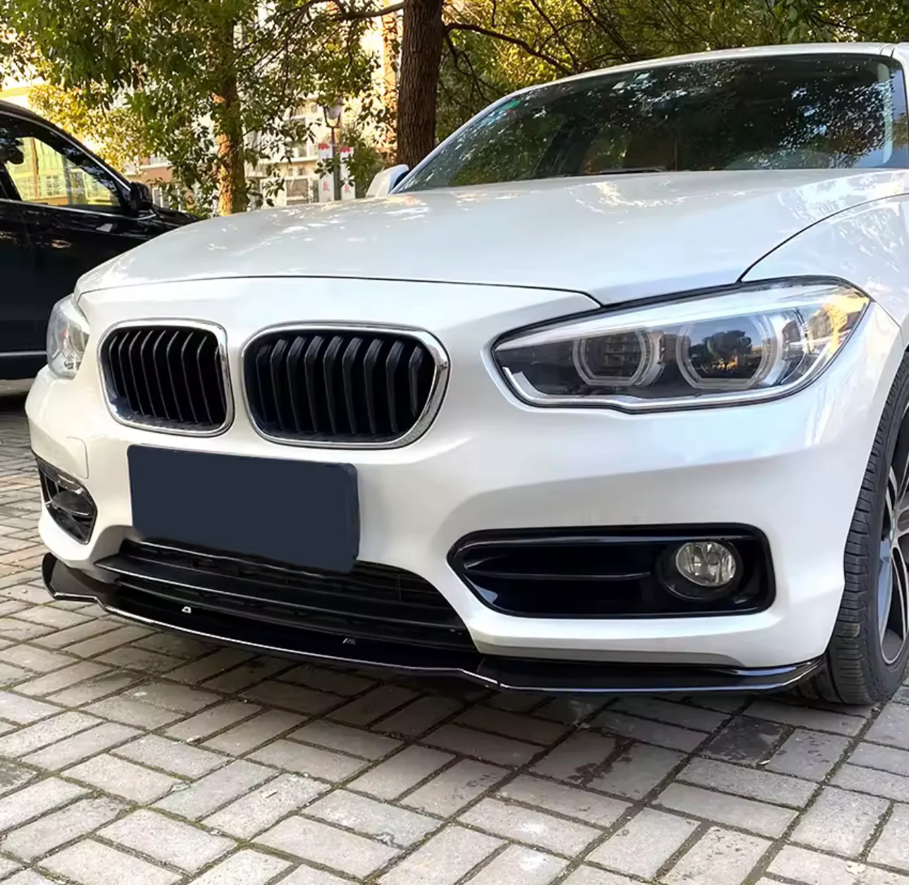 BMW F20 F21, Etupuskurin lippa
kiiltävän musta vakio puskuriin - Image 4