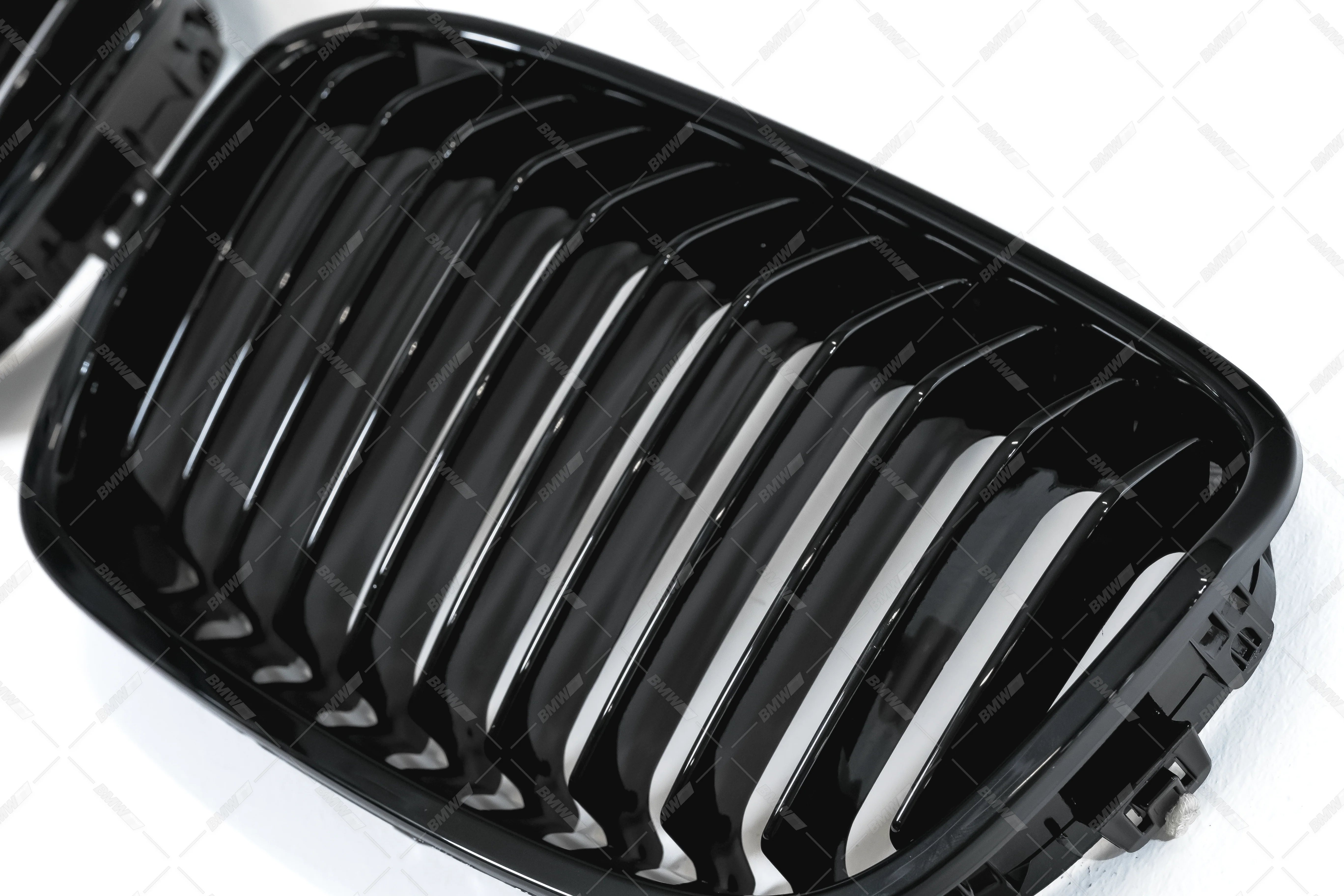 BMW F20 F21, kiiltävän mustat single munuaiset - Image 3