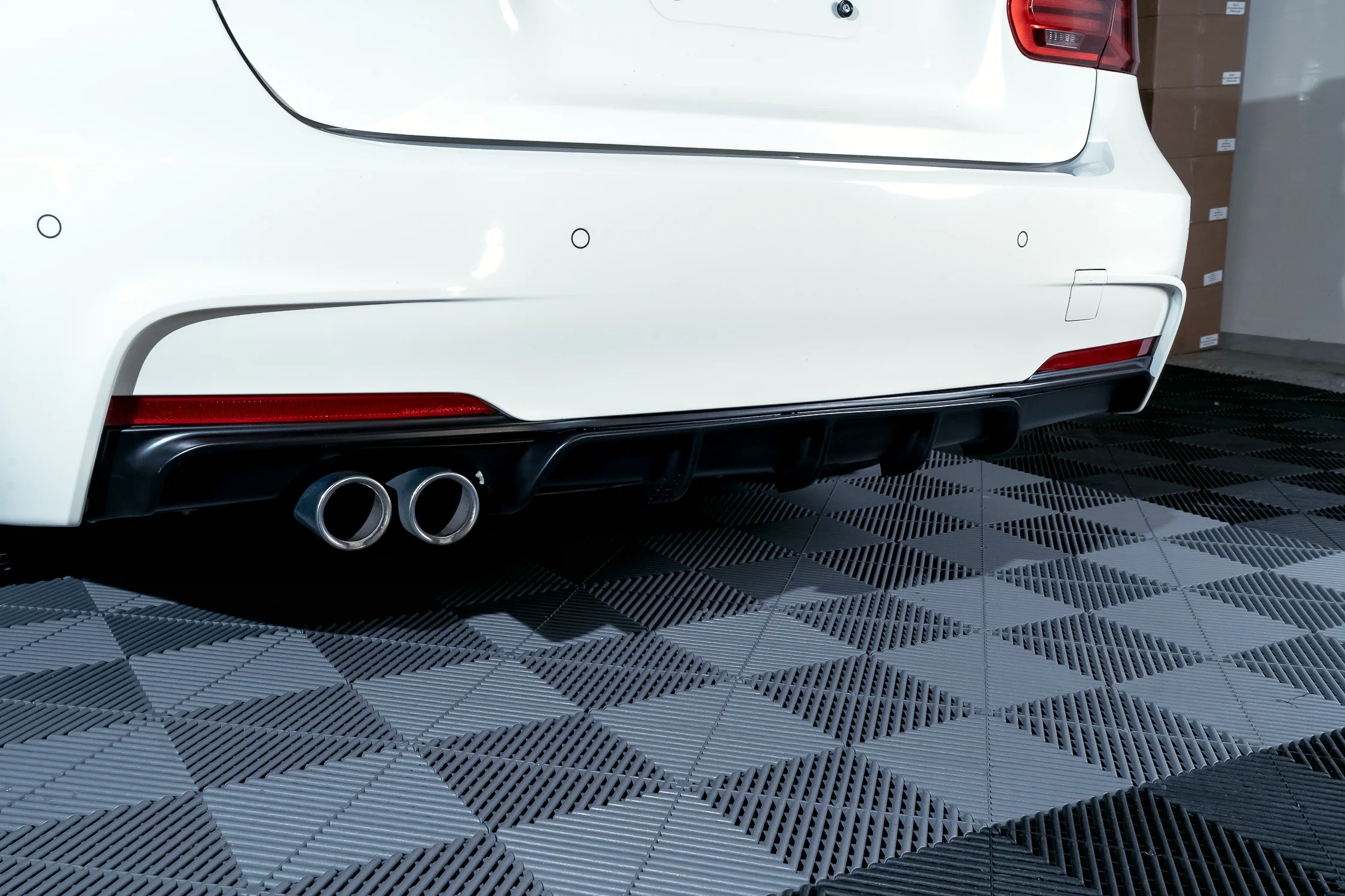 BMW F30 F31 11-18 M-Performance diffussori M-Sport takapuskuriin matta musta - Image 5