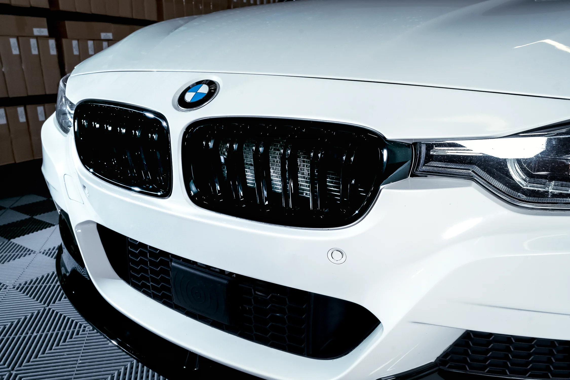 BMW F30 F31, M-look kiiltävän mustat munuaiset - Image 4