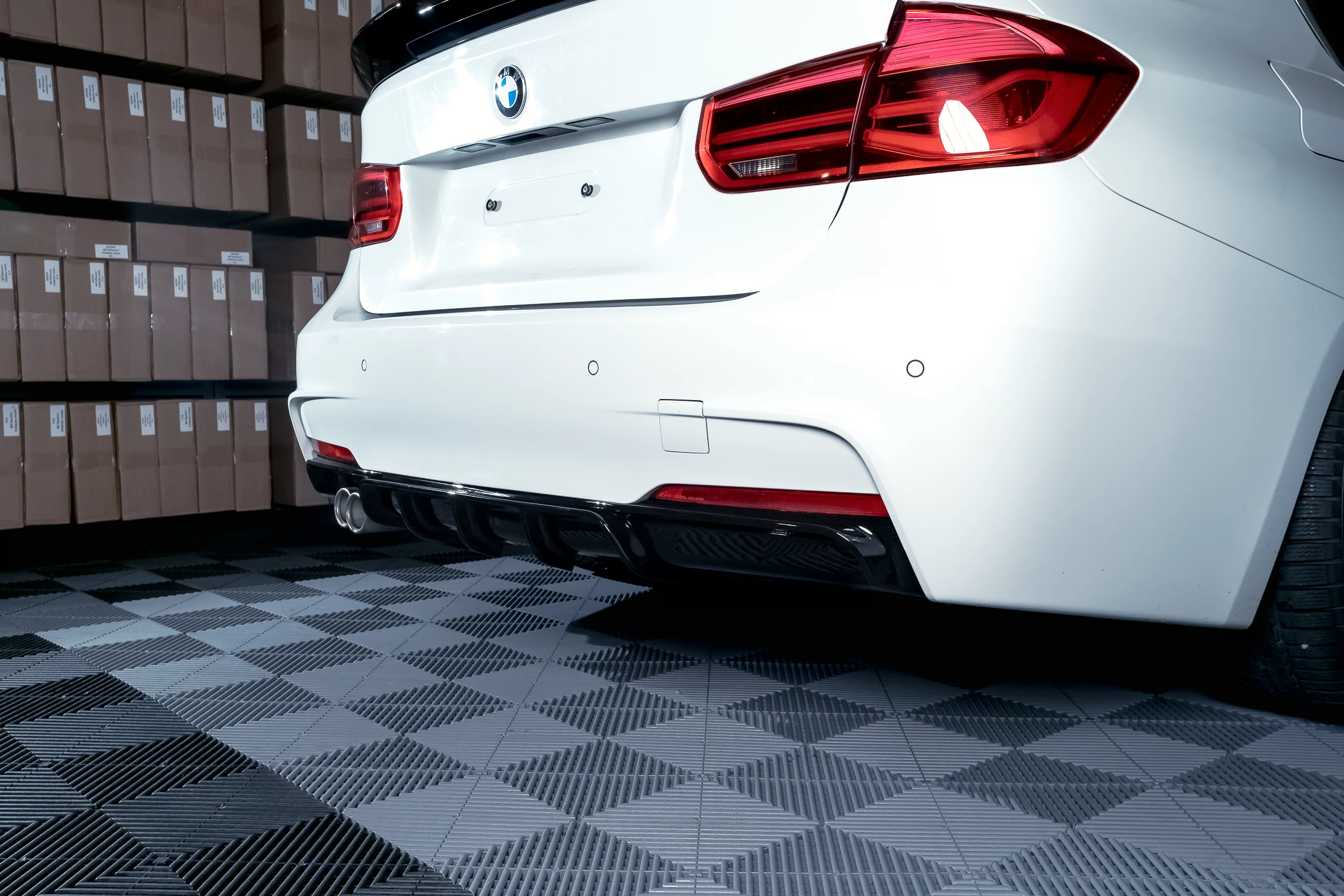 BMW F30 F31 M-Performance diffuusori M-Sport takapuskuriin, kiiltävän musta - Image 2
