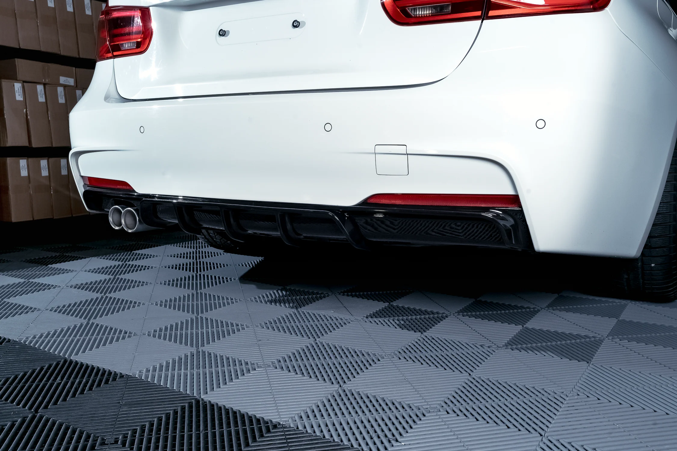 BMW F30 F31 M-Performance diffuusori M-Sport takapuskuriin, kiiltävän musta - Image 4