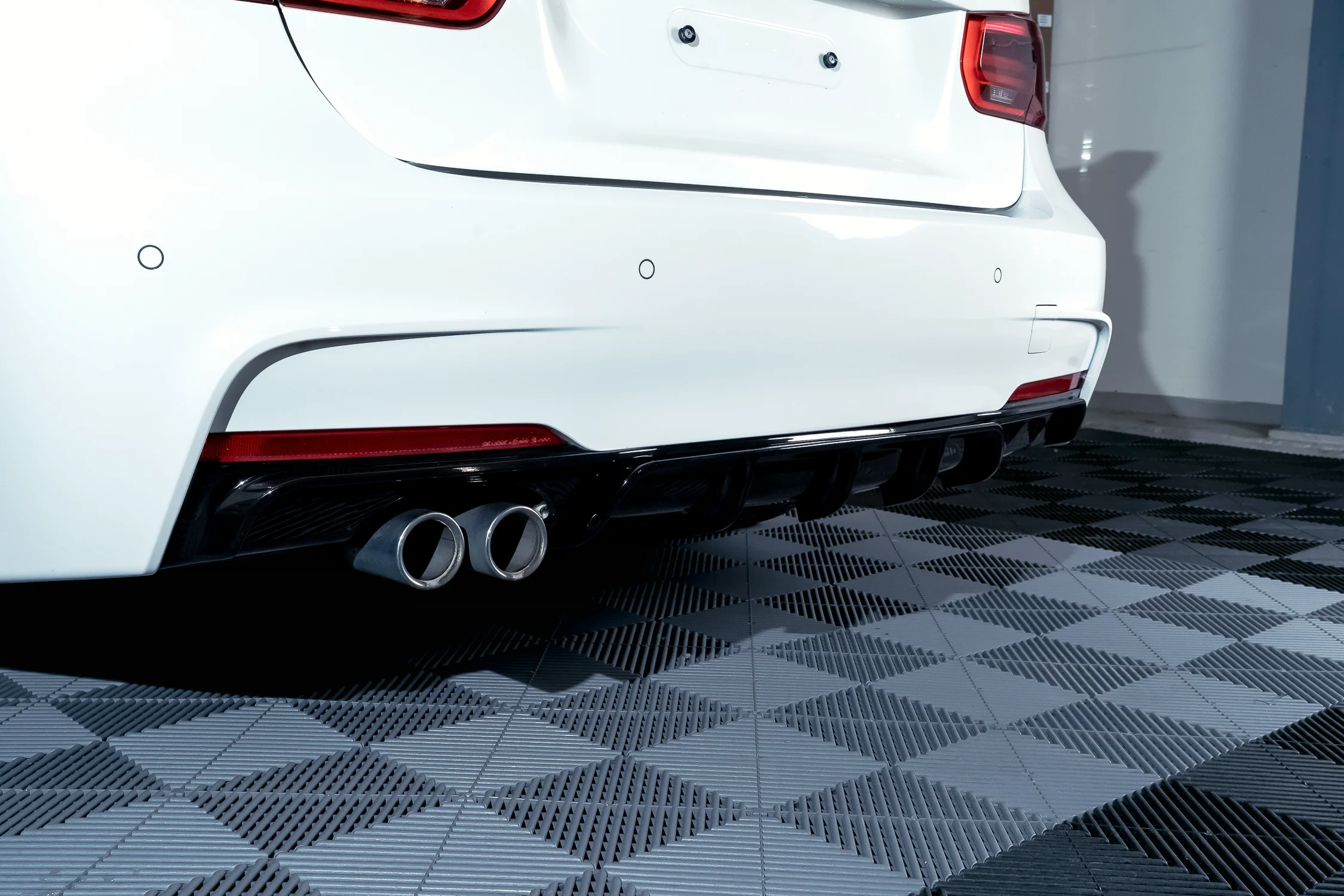 BMW F30 F31 M-Performance diffuusori M-Sport takapuskuriin, kiiltävän musta - Image 5