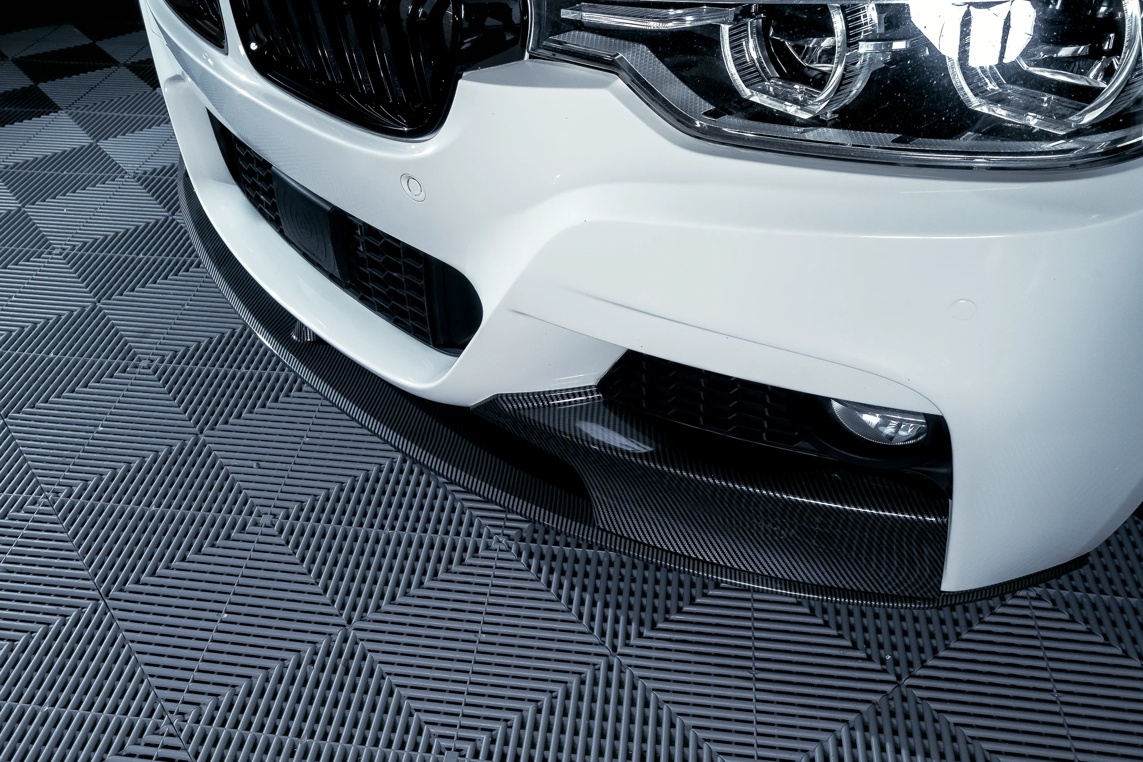BMW F30 F31 M-performance etupuskurin lippa carbon look - Image 5