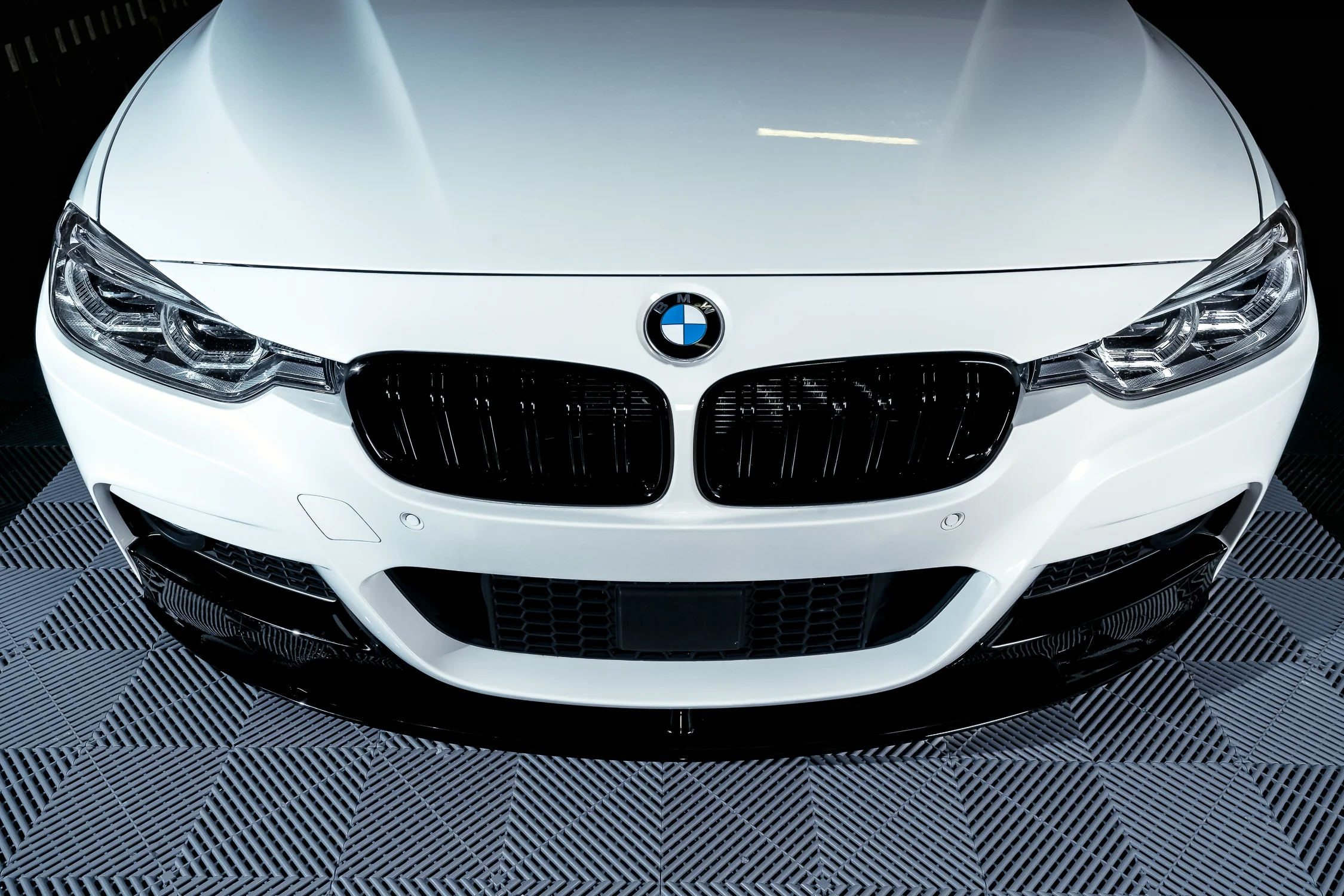 BMW F30 F31 M-performance etupuskurin lippa kiiltävän musta - Image 7
