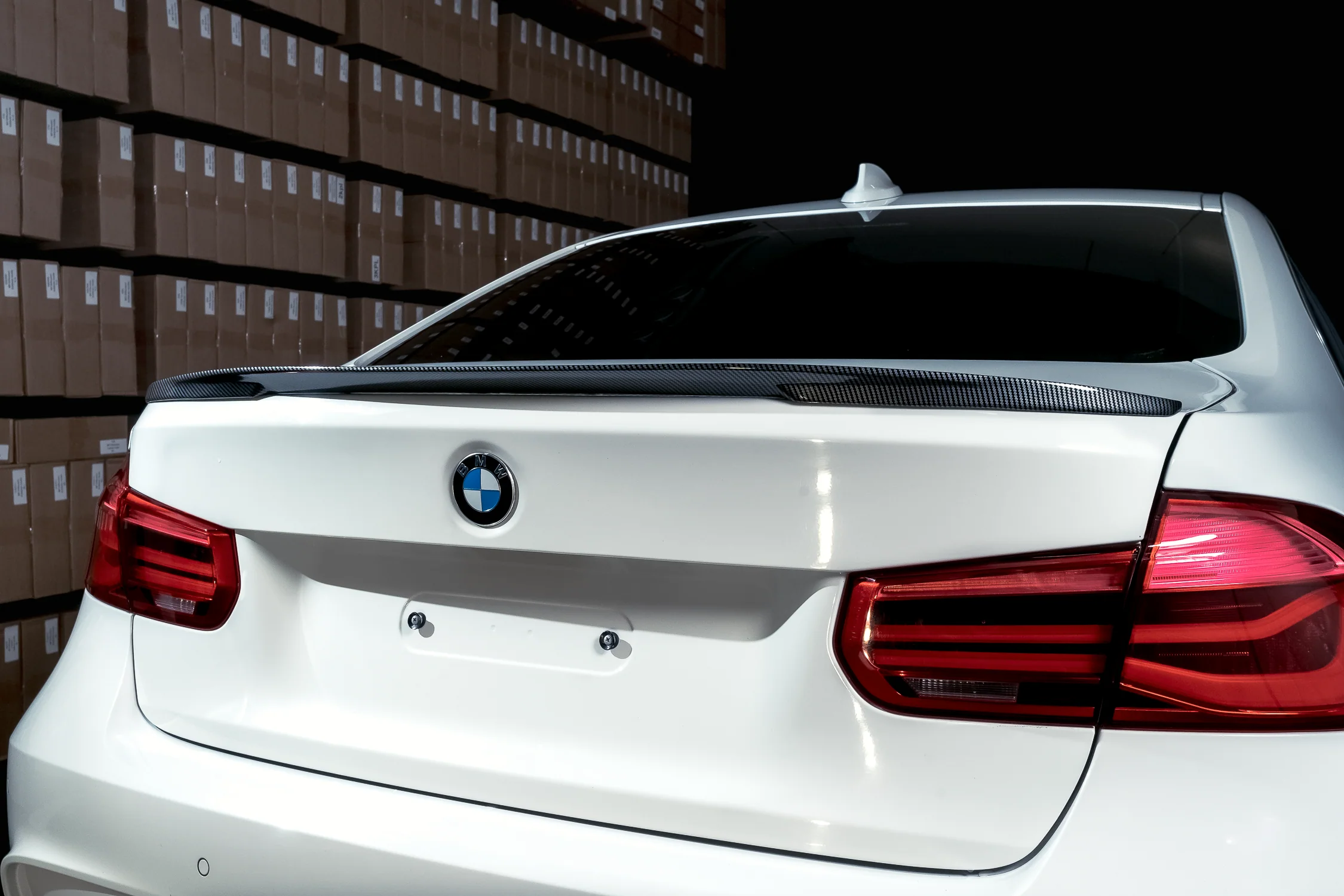 BMW F30 M-Performance takaspoileri carbon look - Image 3