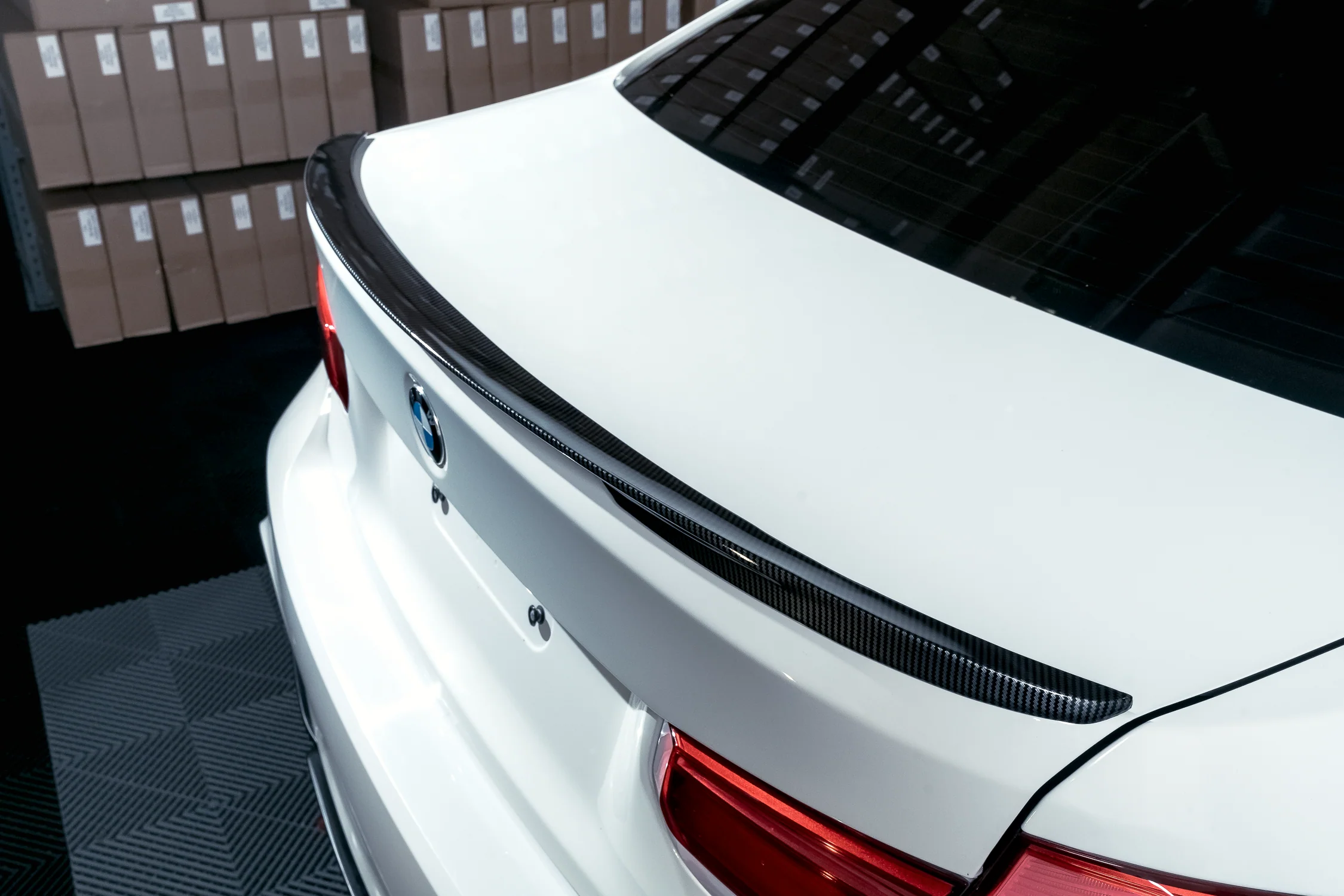 BMW F30 M-Performance takaspoileri carbon look - Image 7