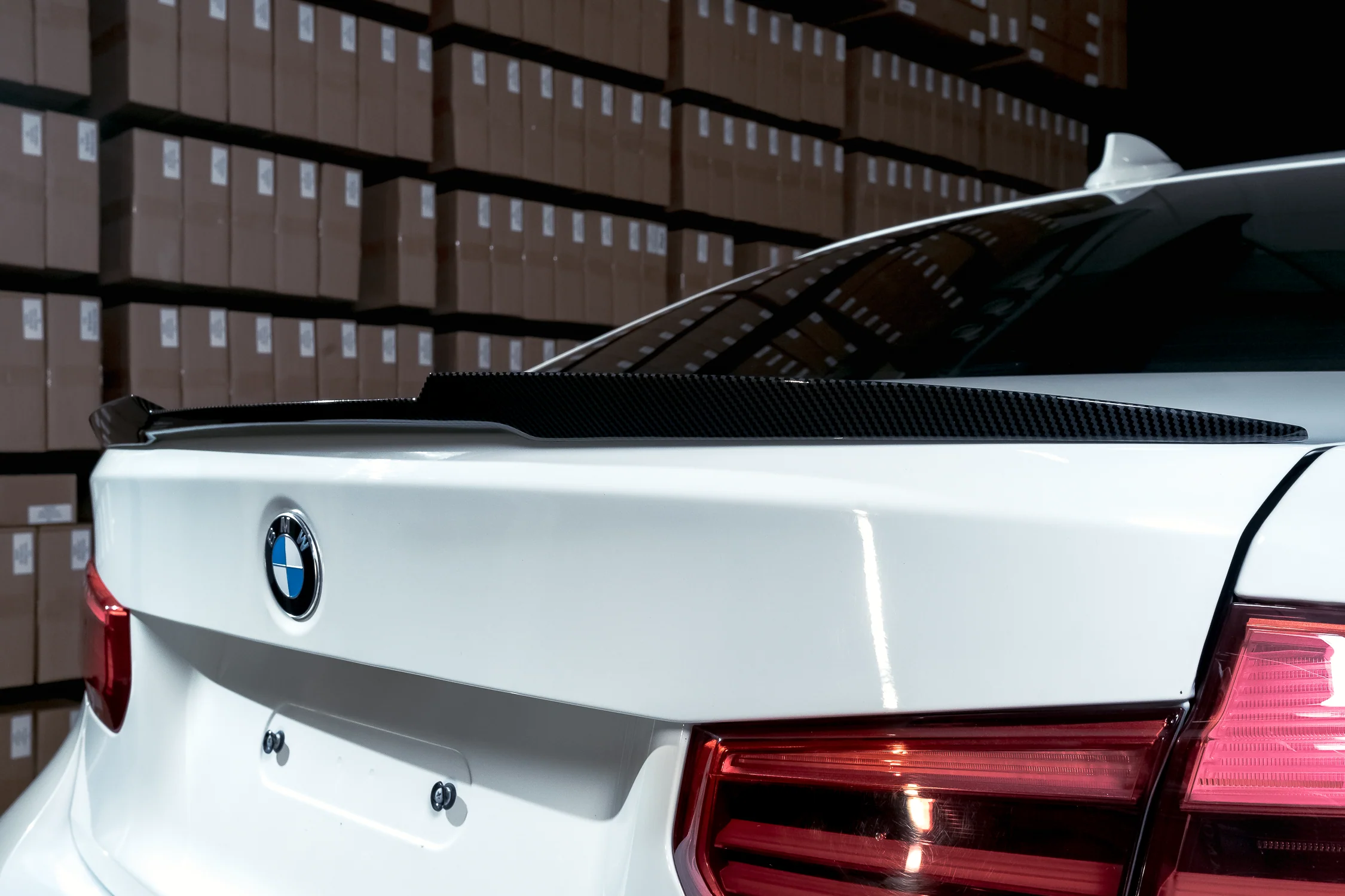 BMW F30 M4-look takaspoileri carbon look - Image 2