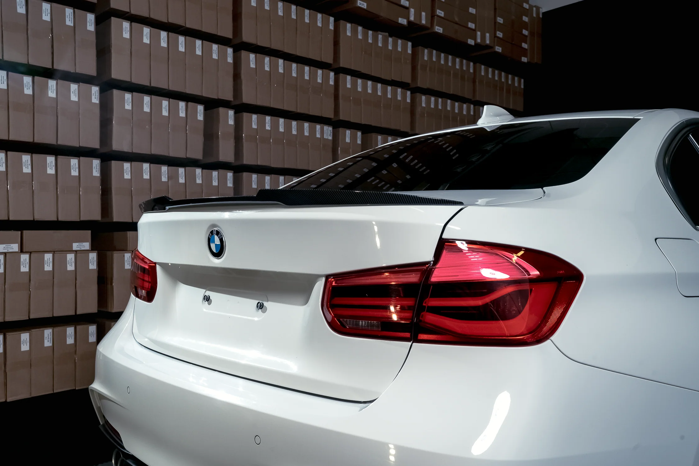 BMW F30 M4-look takaspoileri carbon look - Image 4