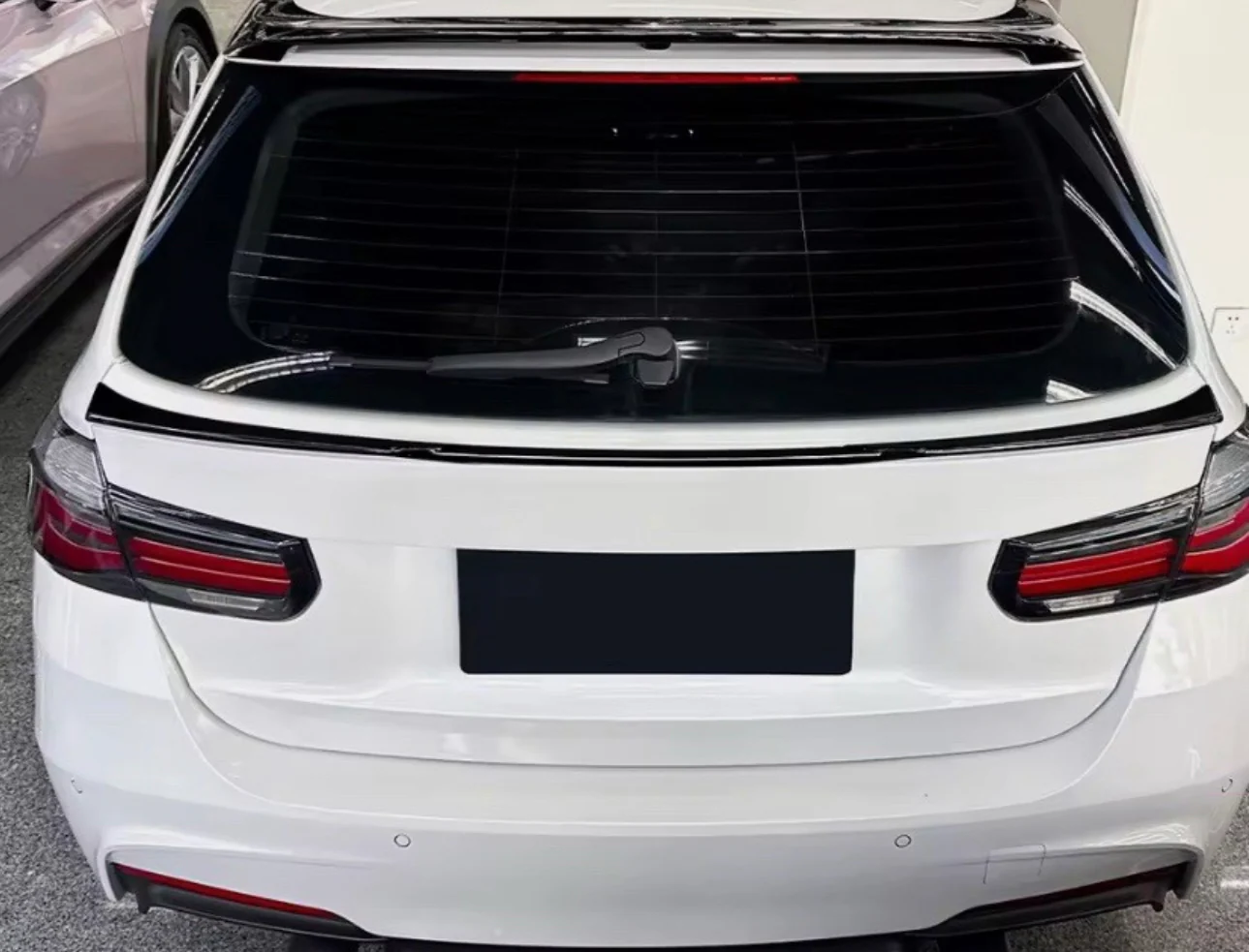 BMW F31 Mid väli spoileri kiiltävän musta - Image 3