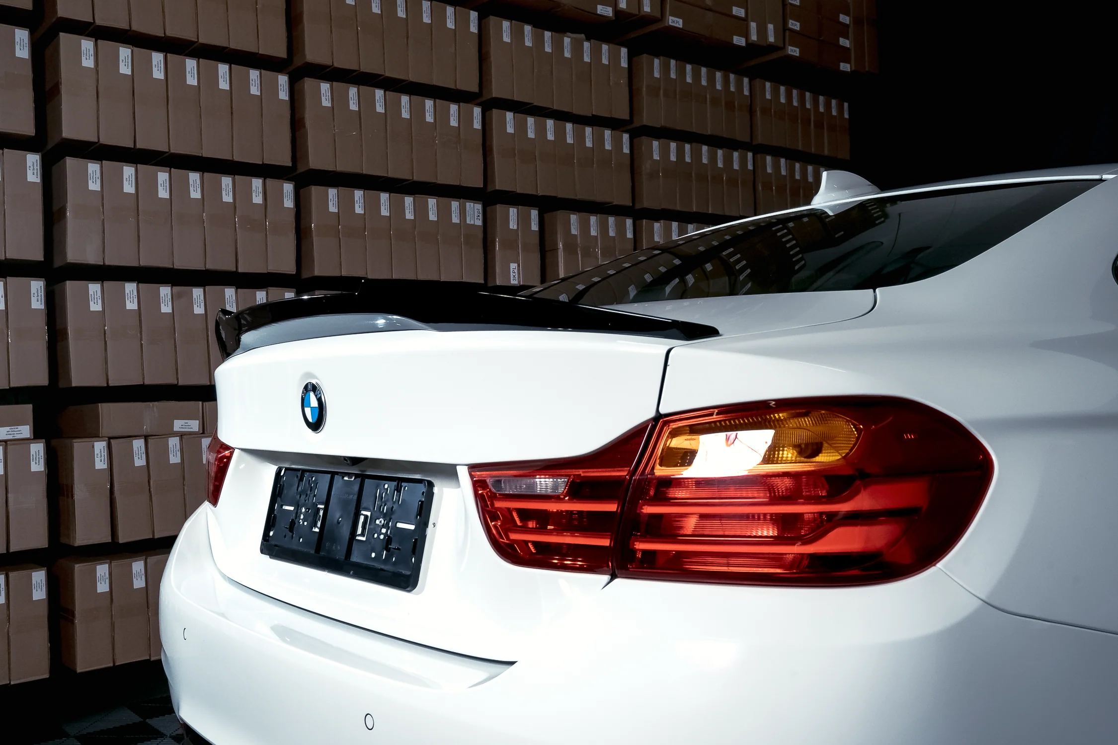 BMW F32, M4 Look takaspoileri kiiltävän mustana - Image 3