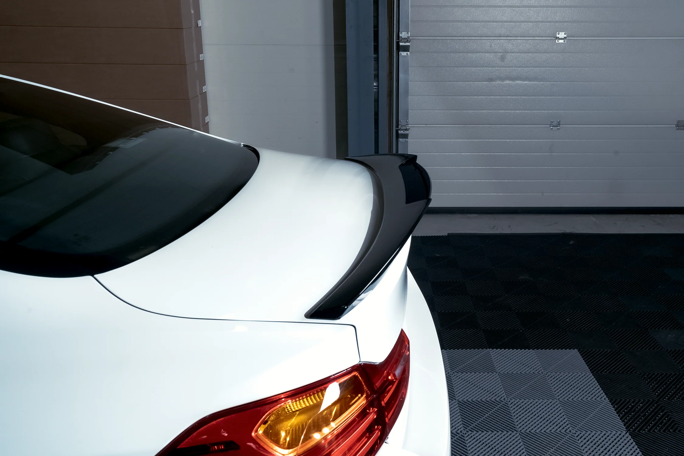 BMW F32, M4 Look takaspoileri kiiltävän mustana - Image 4
