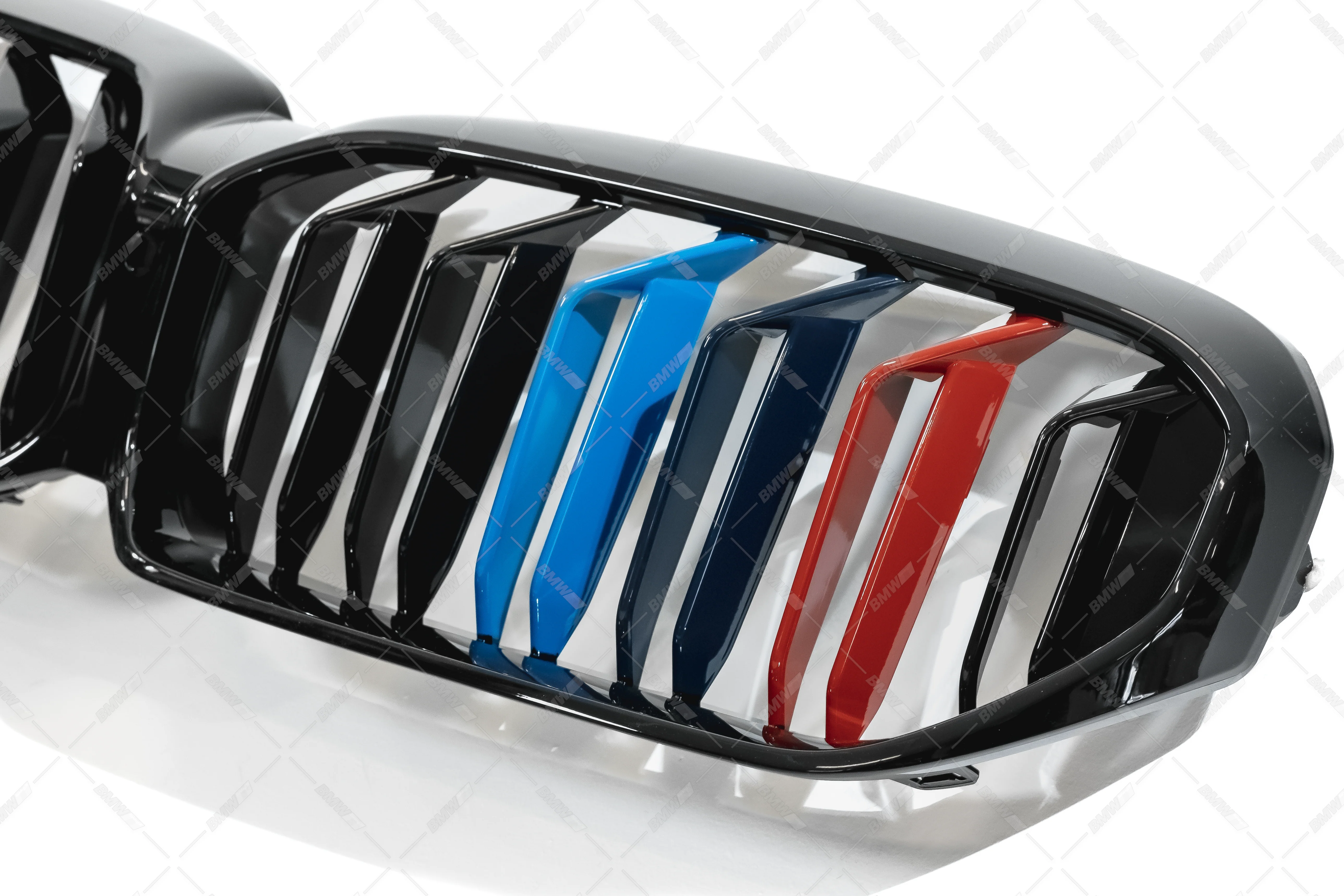 BMW G30 G31 LCI, M-look kiiltävän mustat M-color munuaiset - Image 3