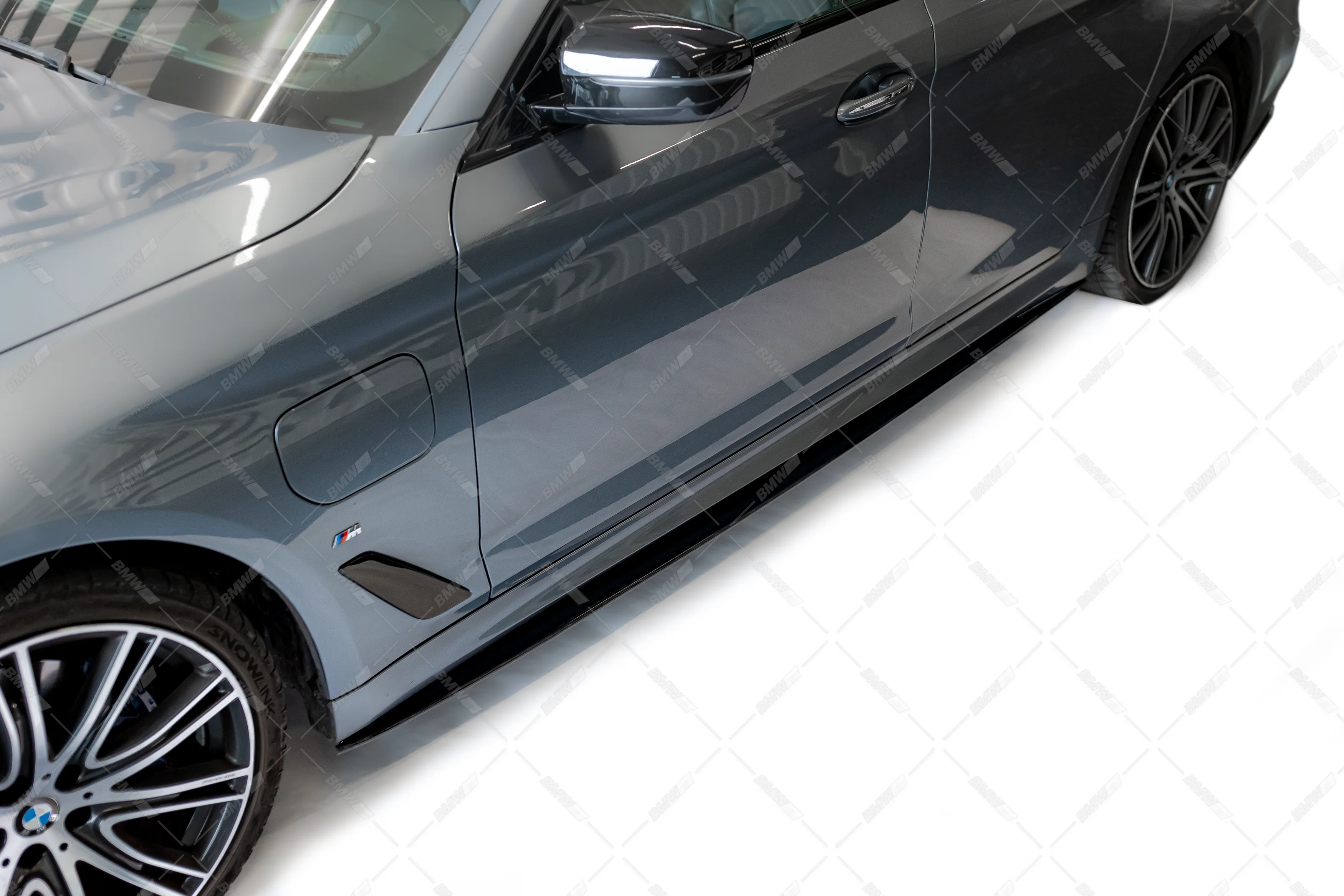 BMW G30 G31 M-Performance sivuhelmojen lisäosat kiiltävän mustat - Image 6