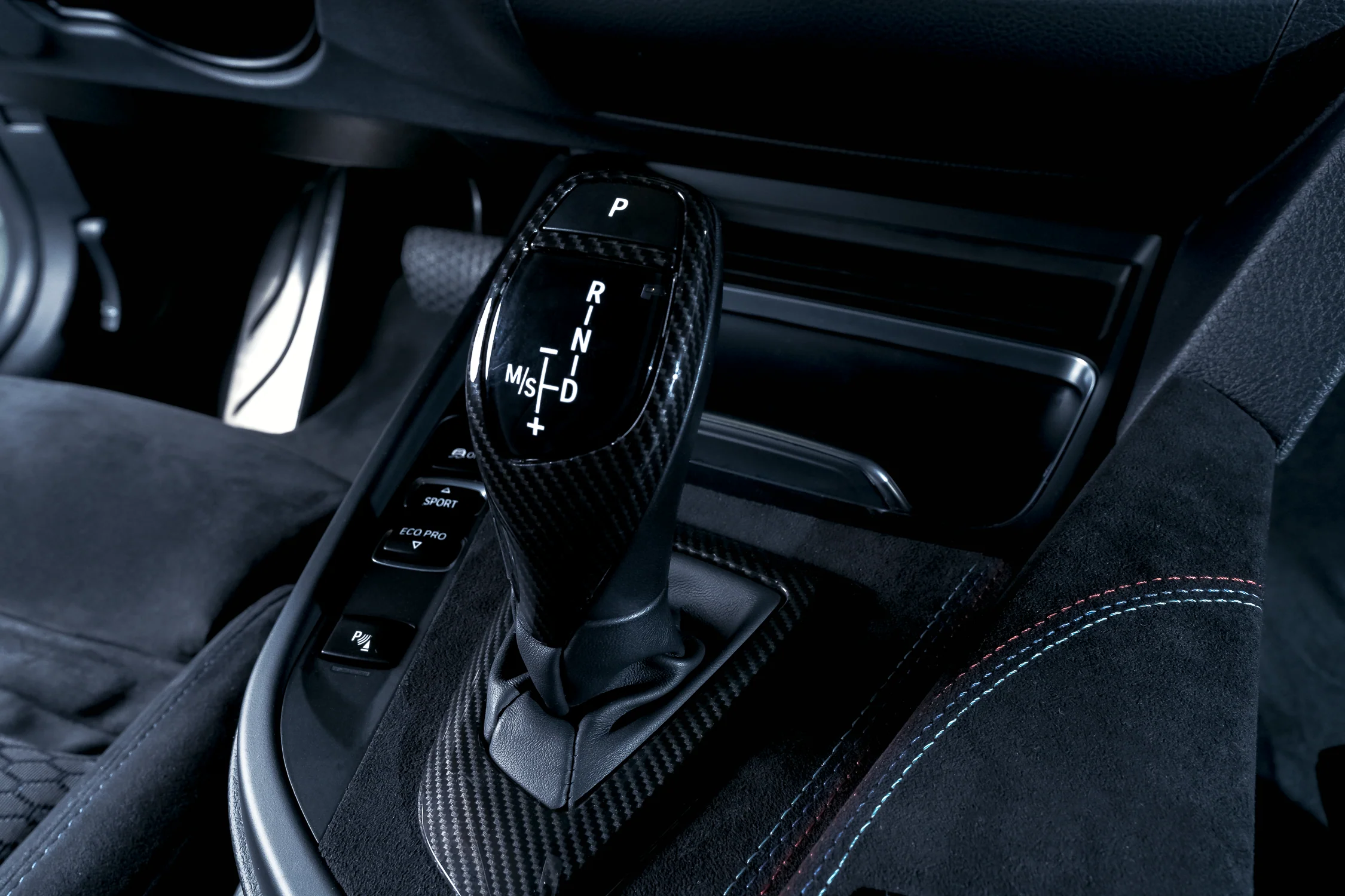BMW Vaihdetangon kehys carbon look - Image 5