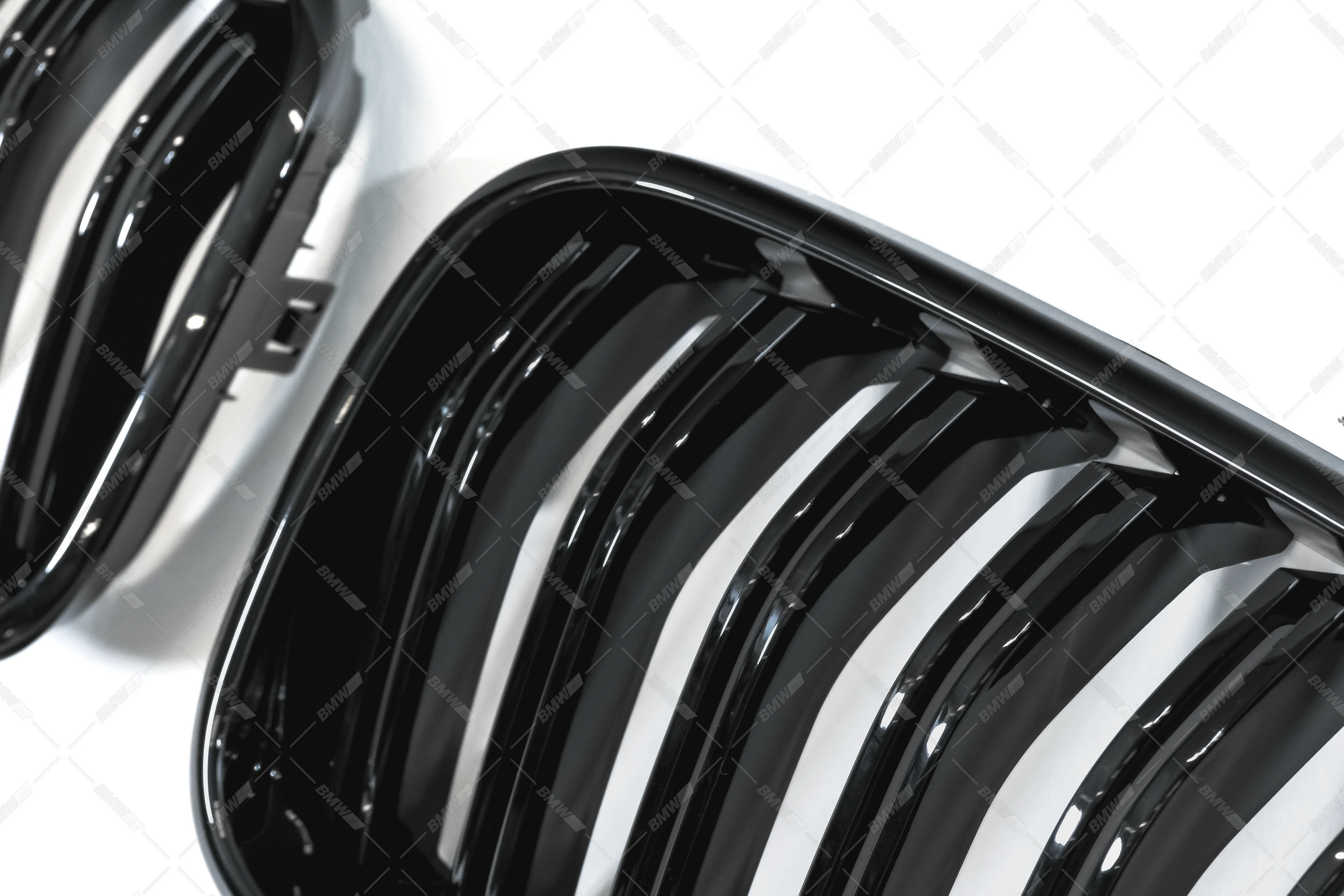 BMW X4 F26 / X3 F25 LCI, M-look kiiltävän mustat munuaiset - Image 4